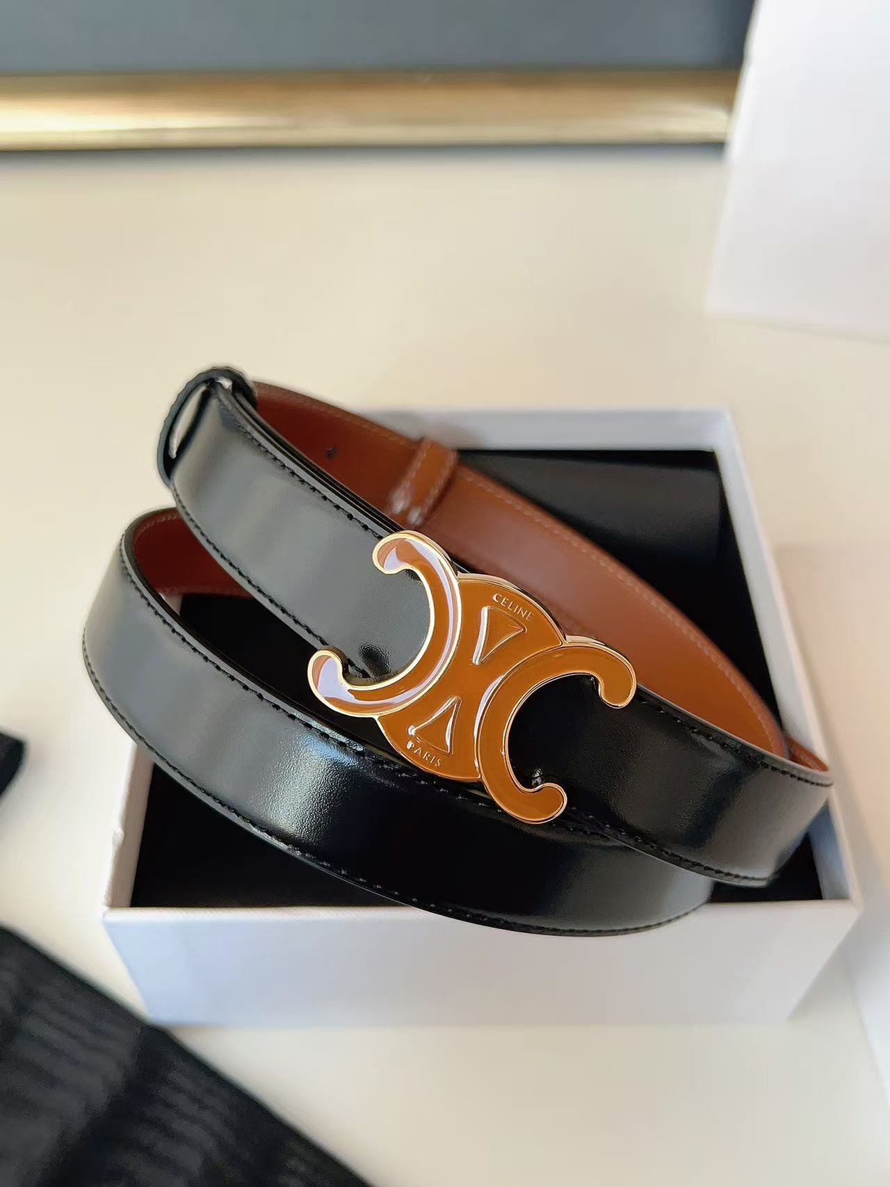 CÉLINE  凱旋門家新款ALIX 中號25毫米雙面腰帶
這款採用牛皮革，滴膠飾面，可拆卸橢圓形搭扣，雙面腰帶，TRIOMPHE雙面飾釘.
寬度：2.5cm