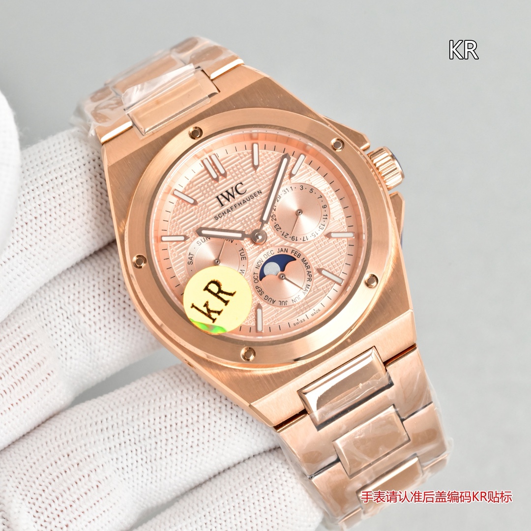 KR新品  萬國工程師系列萬年曆腕表，復刻界最複雜的腕表，所有功能同步原裝，所有功能調節通過把頭控制.
1⃣️【功能介紹】3點鐘位置顯示日曆，9點鐘位置顯示星期，6點鐘月份月相指針顯示。

2⃣️【做工精細】外殼採用原版同樣的三件套結構，中間拉絲，上下殼為拋光，鏡面採用高成本的鍋蓋形藍寶石，使其質感提升。

3⃣️【機芯性能】尺寸41.6mm,機芯採用天津機芯改82600，高效穩定，動力時間長達72小時以上，進行加裝複雜的萬年曆模塊，而且同步所有功能實現同步原裝通過把頭調節。
