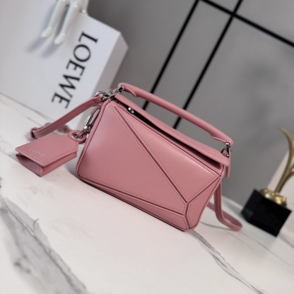 LO℮w℮🌟新款 迷你納帕羊皮革 Featherlight Puzzle 手袋 以別具一格的幾何線條勾勒長方體造型。柔軟輕盈的納帕皮革為手袋注入隨性慵懶的風格。可肩背、斜挎或手提
可拆卸可調節肩帶，飾有旋轉卡扣*拉鍊開合，鉸接式拉鍊頭 一個外部拉鍊後袋，一個內部插袋*可拆卸 LOE**WE 燙金或燙銀標籤，飾有隱秘口袋和氣球骰子*長方形金屬腳釘 納帕羊皮革襯里 Anagram 壓紋、飾牌內部鐫刻 LOE**WE.
型號：062511
size:17.5*7.5*12.5CM（配全套包裝）