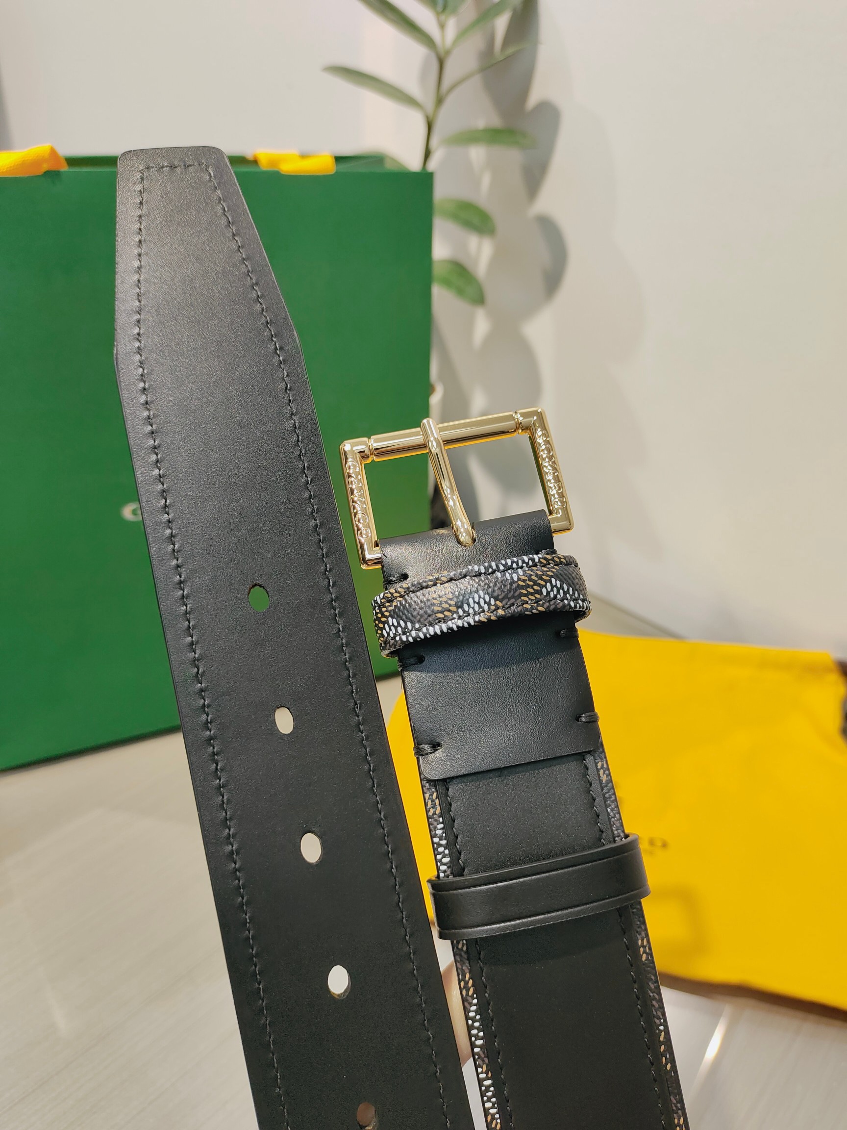 
Goyard(戈雅)腰帶源於法國奢侈品牌，設計風格簡約低調，腰帶身有標誌性帆布搭配進口頭層牛皮，腰帶扣採用簡約精品鋼扣，延續品牌的低調奢華，帶身寬度3.8CM，適用商務休閒日常佩戴。