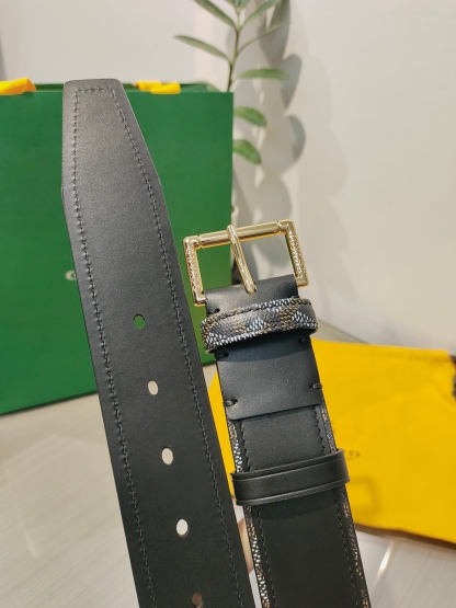 
Goyard(戈雅)腰帶源於法國奢侈品牌，設計風格簡約低調，腰帶身有標誌性帆布搭配進口頭層牛皮，腰帶扣採用簡約精品鋼扣，延續品牌的低調奢華，帶身寬度3.8CM，適用商務休閒日常佩戴。