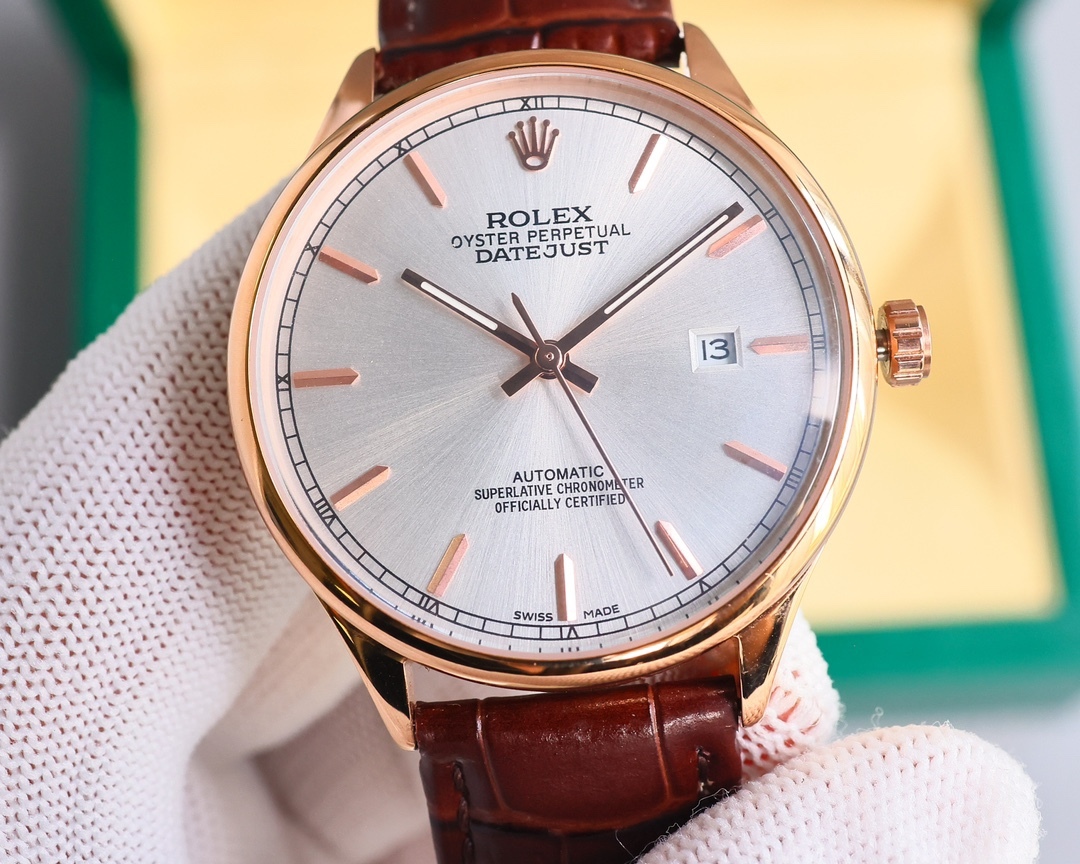 新品特推🔥🔥勞力士ROLEX（實拍圖）商務系列，全表採用316L精鋼，高檔大氣！316L精鋼打造完美多邊形弧度表殼！搭配進口藍寶石玻璃，意大利防水皮帶，原裝針扣！！！搭載原裝進口全自動機械機芯（零返修） ，直徑尺寸40mm 深度防水。 產品實物光澤手感更佳精湛  字盤刻度栩栩如生  殼套工藝都是宗師級別輕身檢驗 加上新時代機器高技鍛造  上手震撼尊貴非凡🔥AD出品 精品不斷🔥