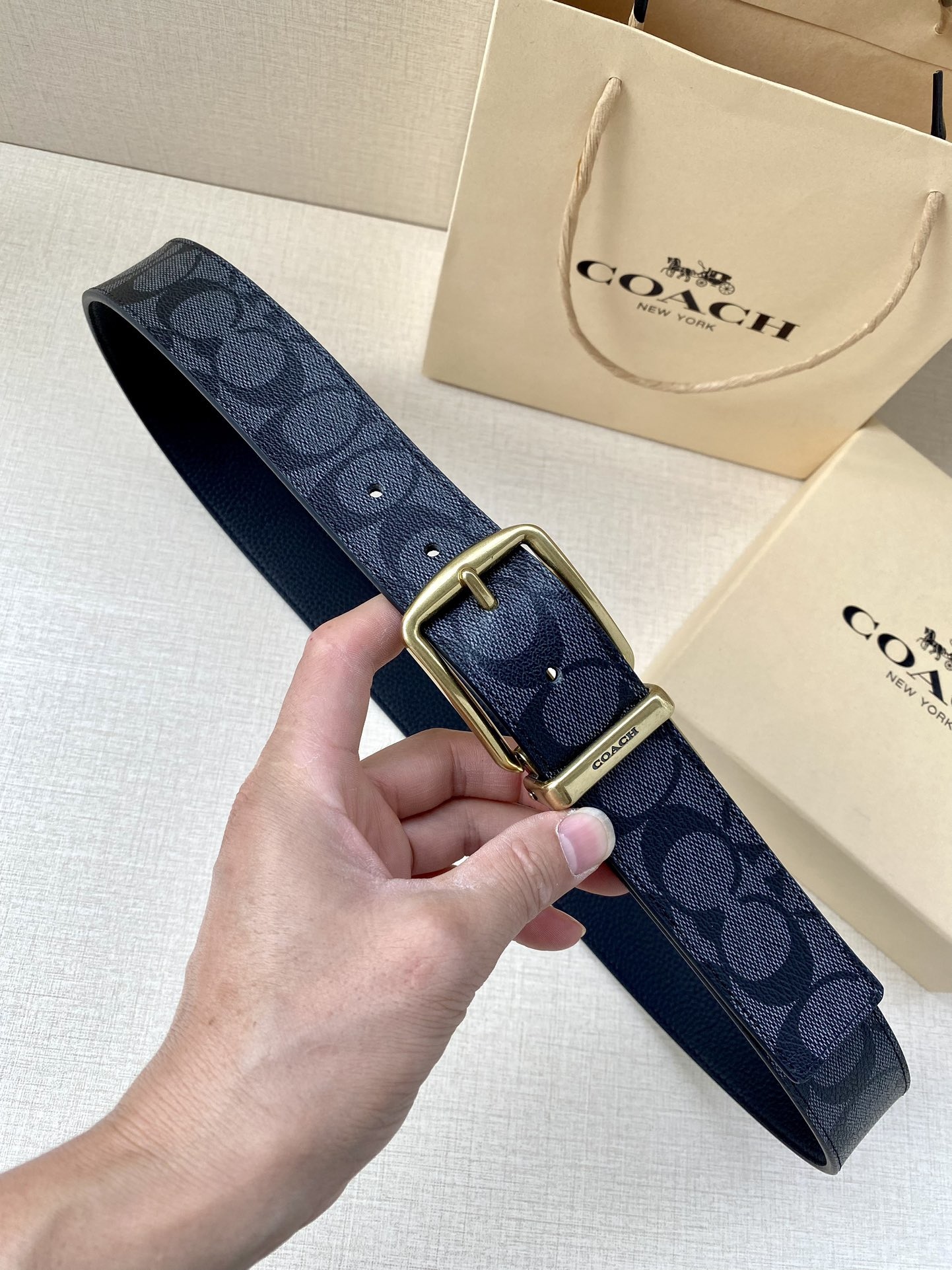 寬度3.8cm COACH 這款雙面腰帶一面為經典標誌帆布材質，另一面為精制皮革材質，配有標誌性扣件，將兩種外形合二為一。通過簡單的說明，可用剪刀剪裁至完美合身度。
標誌印花配頭層牛皮
可裁剪
雙面
38M (寬)