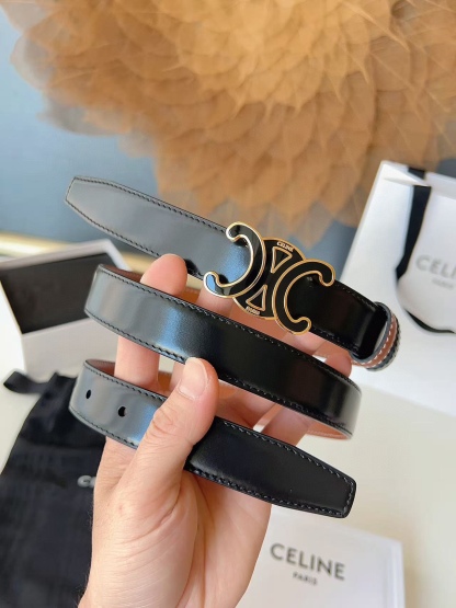 CÉLINE  凱旋門家新款ALIX 中號25毫米雙面腰帶
這款採用牛皮革，滴膠飾面，可拆卸橢圓形搭扣，雙面腰帶，TRIOMPHE雙面飾釘.
寬度：2.5cm