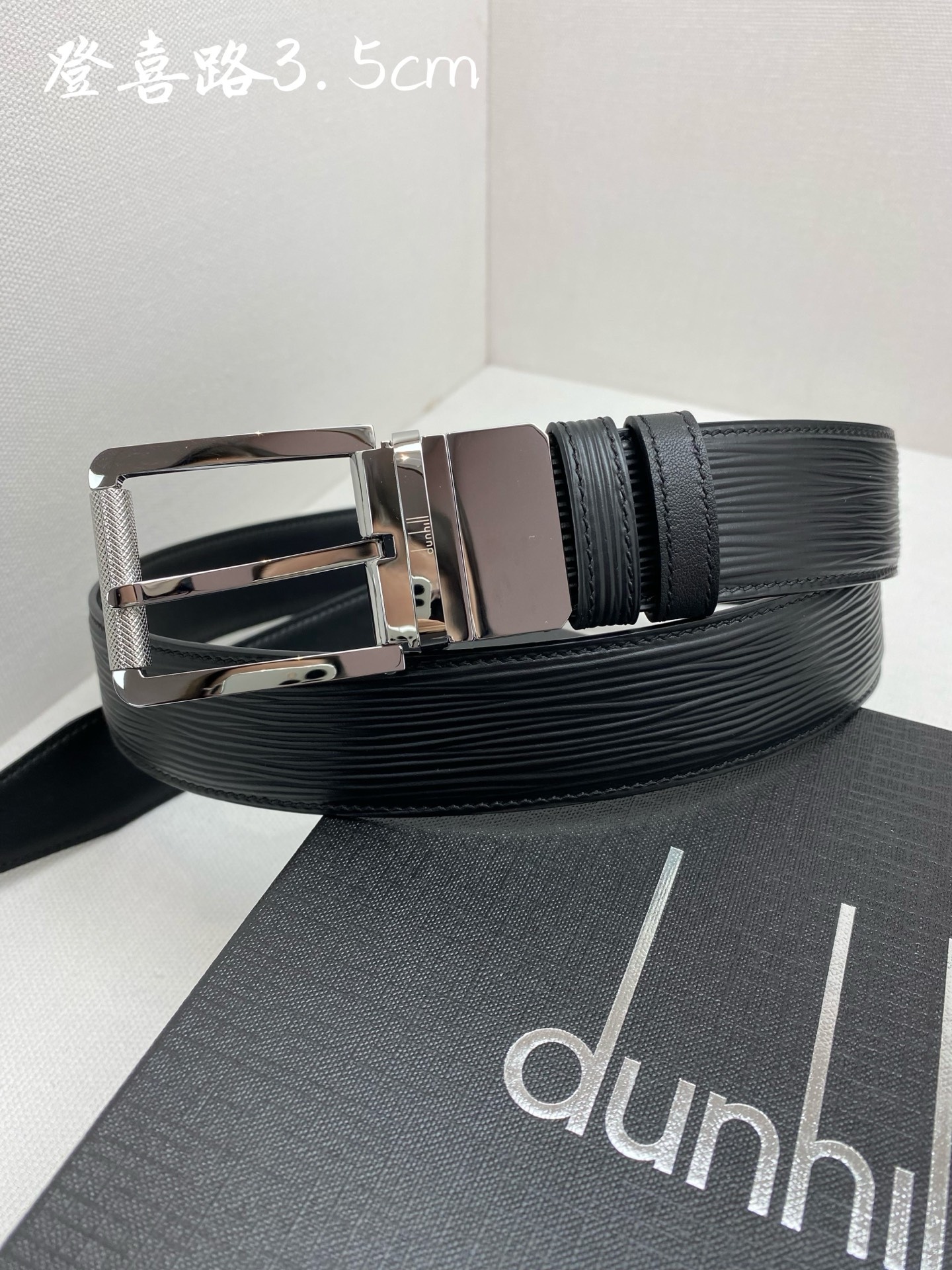 
登喜路是英國歷史悠久的奢侈品牌，其皮帶以精湛工藝、高品質材料和經典設計著稱在男士奢侈品領域享有很高聲譽，適合商務和休閒
