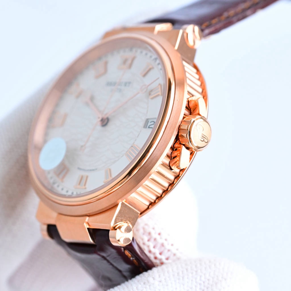 CF新品發佈會，寶璣-Breguet
航海MARINE航海系列5517款腕表，航海天文鐘的起源作品，“時計本是兵家利器”說的就是這款腕表，鐘錶界的巨作。工廠全面抄寫原裝數據，98%還原殼型字面，彰顯原裝優雅硬朗的氣質，原裝同款777A自動機械機芯，鐫刻獨立編號與寶璣先生簽名。直徑40毫米。正反均為藍寶石防刮玻璃，旋入式防水錶冠。實測防水深度100米。搭配飾有太陽放射紋錶盤，配裝進口鰐魚皮錶帶，以零頭的價格給您帶來原裝超值體驗。