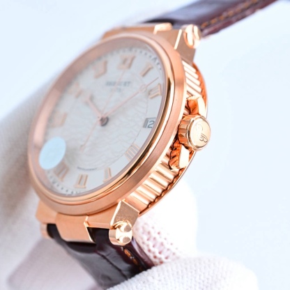 CF新品發佈會，寶璣-Breguet
航海MARINE航海系列5517款腕表，航海天文鐘的起源作品，“時計本是兵家利器”說的就是這款腕表，鐘錶界的巨作。工廠全面抄寫原裝數據，98%還原殼型字面，彰顯原裝優雅硬朗的氣質，原裝同款777A自動機械機芯，鐫刻獨立編號與寶璣先生簽名。直徑40毫米。正反均為藍寶石防刮玻璃，旋入式防水錶冠。實測防水深度100米。搭配飾有太陽放射紋錶盤，配裝進口鰐魚皮錶帶，以零頭的價格給您帶來原裝超值體驗。