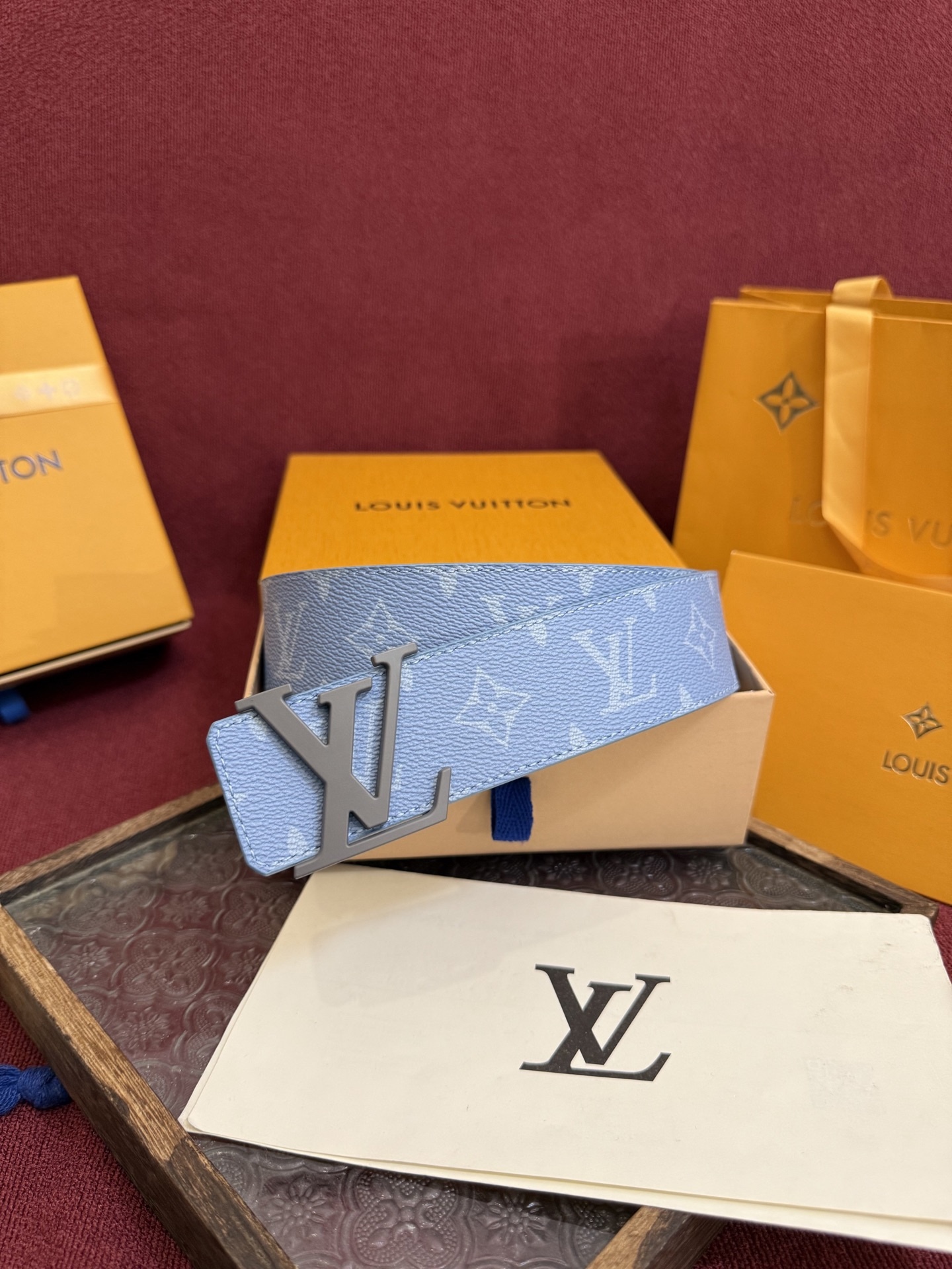 
lv男士新款皮帶寬度4cm 訂製帆布面料飾有全新的圖案效果(顏色純正) 襯托進口小牛皮配色底 搭配精緻的字母搭扣 手感極佳