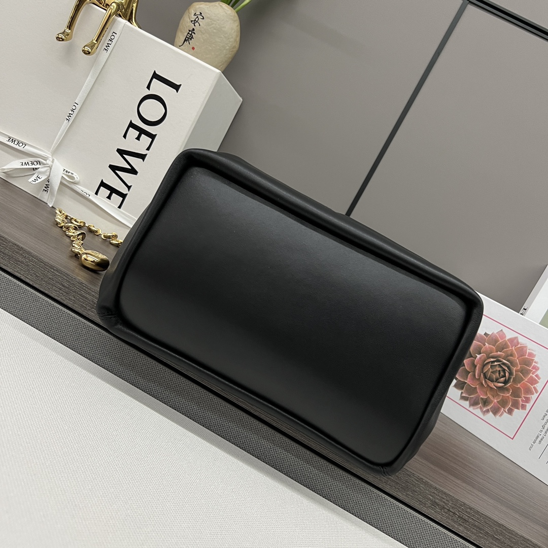 LO℮w℮🌟中號🆕納帕羊皮Squeeze手袋👜一款精緻而柔美的全新手袋，採用觸感柔軟的納帕皮革製成。這款順手藝是傳統工藝、創新研究和獨特設計的傑作，具備令人驚訝的輕盈褶皺包身、可調節甜甜圈鏈條和觸感柔軟的提手。此中號版本採用納帕羊皮革打造。*可肩背、斜挎或手提*可調節鏈條肩帶，搭配Anagram攜刻鵝卵石，附加額外鏈條，可進一步延長肩帶*磁扣開合*內部拉鍊口袋*無襯里*lo*ewe燙金或燙銀。
size：34*13.5*33CM
型號：652328 全鋼五金