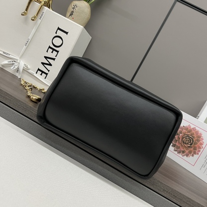 LO℮w℮🌟中號🆕納帕羊皮Squeeze手袋👜一款精緻而柔美的全新手袋，採用觸感柔軟的納帕皮革製成。這款順手藝是傳統工藝、創新研究和獨特設計的傑作，具備令人驚訝的輕盈褶皺包身、可調節甜甜圈鏈條和觸感柔軟的提手。此中號版本採用納帕羊皮革打造。*可肩背、斜挎或手提*可調節鏈條肩帶，搭配Anagram攜刻鵝卵石，附加額外鏈條，可進一步延長肩帶*磁扣開合*內部拉鍊口袋*無襯里*lo*ewe燙金或燙銀。
size：34*13.5*33CM
型號：652328 全鋼五金