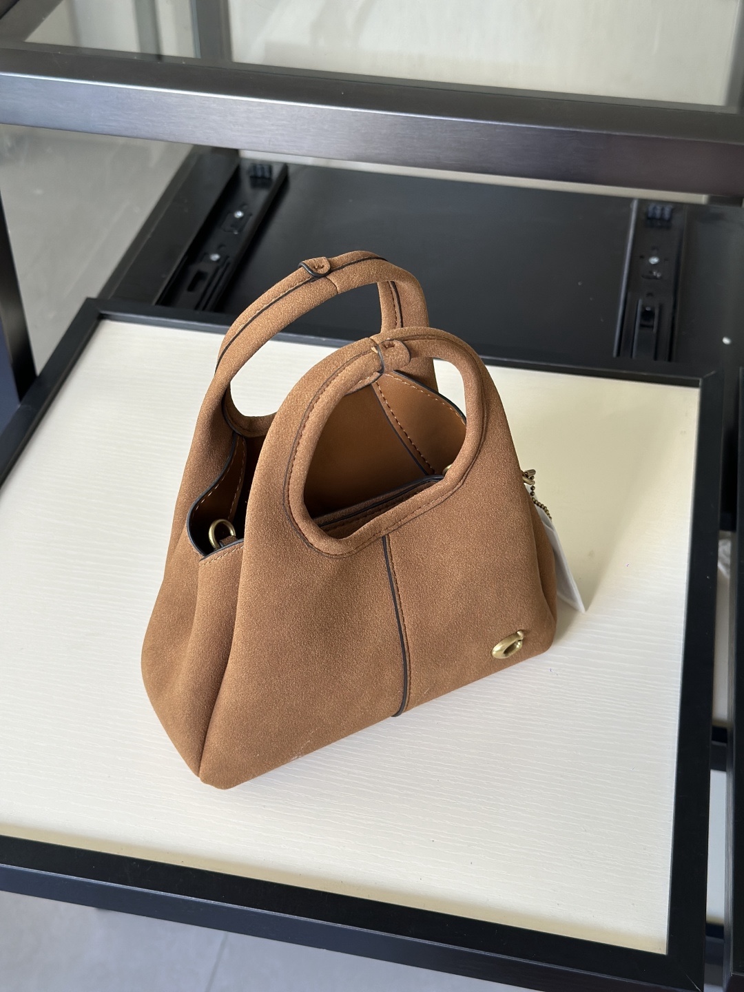 Coach新款首發🔥Lana19 mini號
尺寸：19✖️17cm
精緻小巧，簡約時尚
可手拎，可斜挎 ☑️小號 麂皮棕色
尺寸：19✖️17cm