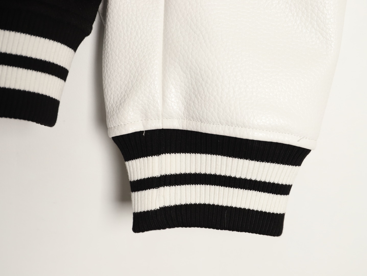 LOUIS VUITTON/路易威登LV 拼色皮袖棒球服外套
對不起讓你們久等了，拿到正品就開始張羅這件衣服所有的事情！
單單面料來講我就定做了一個多月，顏色成分一比一的還原！面料成分有%65的羊毛，%15天然絲%10的氨綸%10絨⚠️混合定織而成，總的克重有900多克！還有最為關鍵的是它的色牢度，絕對不會褪色！袖子用的澳洲進口小牛皮，加工定型，上色，水洗，紋路保留了原有的顆粒結構！厚實飽滿圓潤！
刺繡使用進口毛巾繡機器，先把每個圖案繡在毛詹上，在用紅外線激光雕刻出來，再有縫紉機進行固定，