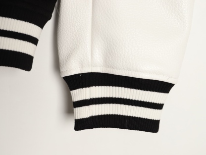 LOUIS VUITTON/路易威登LV 拼色皮袖棒球服外套
對不起讓你們久等了，拿到正品就開始張羅這件衣服所有的事情！
單單面料來講我就定做了一個多月，顏色成分一比一的還原！面料成分有%65的羊毛，%15天然絲%10的氨綸%10絨⚠️混合定織而成，總的克重有900多克！還有最為關鍵的是它的色牢度，絕對不會褪色！袖子用的澳洲進口小牛皮，加工定型，上色，水洗，紋路保留了原有的顆粒結構！厚實飽滿圓潤！
刺繡使用進口毛巾繡機器，先把每個圖案繡在毛詹上，在用紅外線激光雕刻出來，再有縫紉機進行固定，