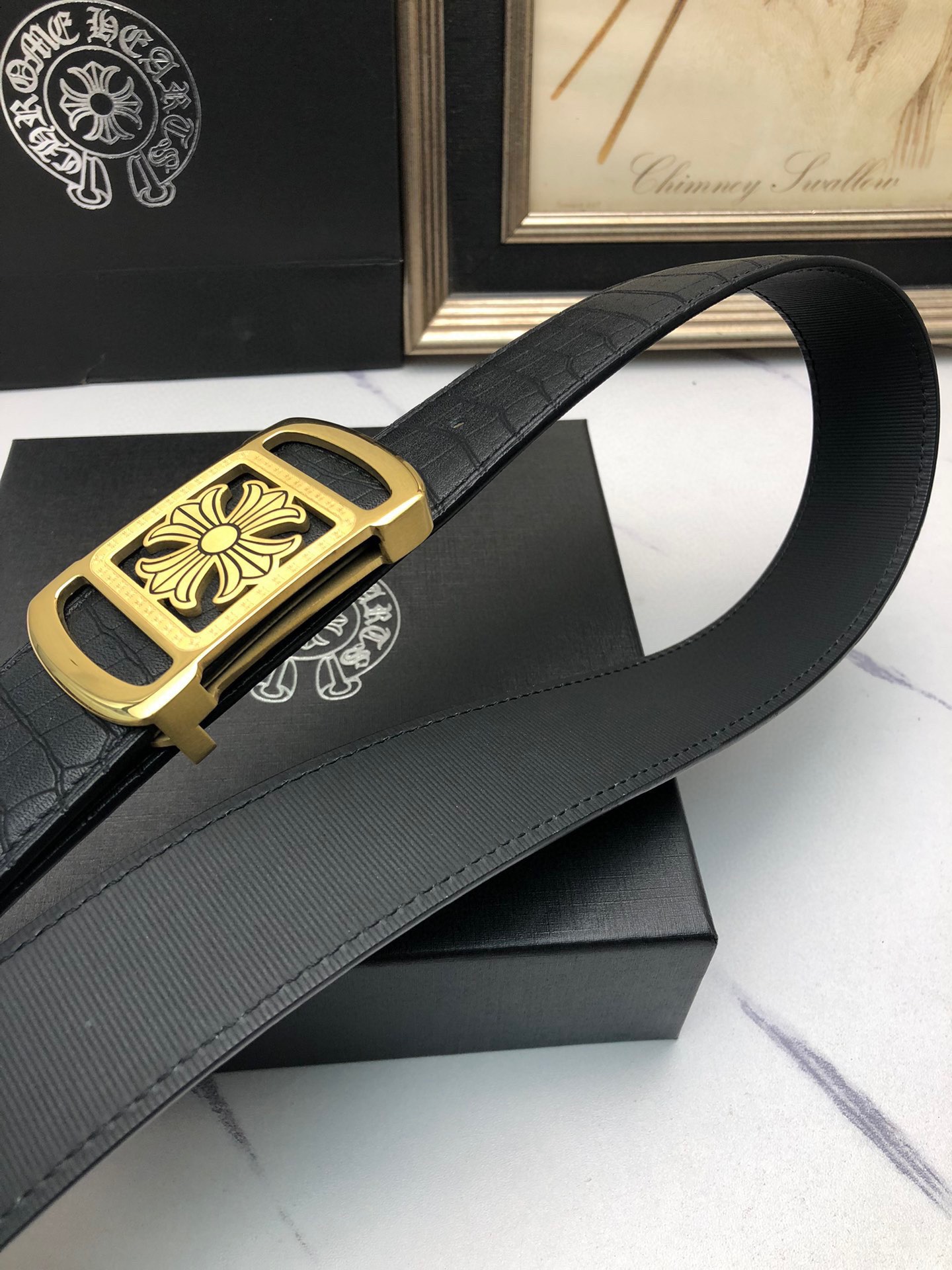 克羅星：原單頭層牛皮燙印花紋面，內襯頭層小牛皮底，搭配原單自動扣，可裁剪的自動帶，此款腰帶面雙採用意大利原定廠制進口牛皮帶身 ，對專版櫃足寬3.5