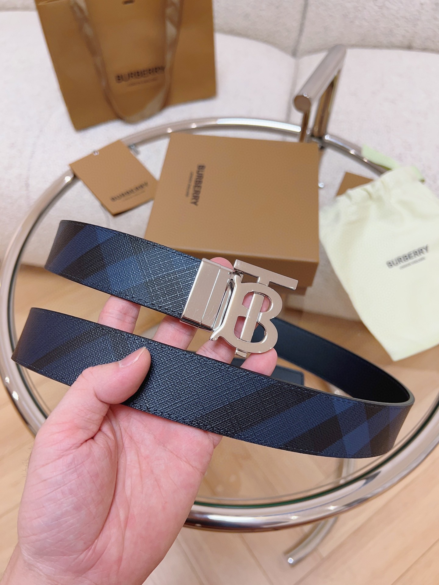 Burberry  專櫃同步 雙面兩用的意大利制腰帶   選用皮革與專屬標識印花環保帆布製作  腰帶配有精美的專屬標識造型飾牌搭扣  寬:3.5cm  精緻優雅  簡單大方.