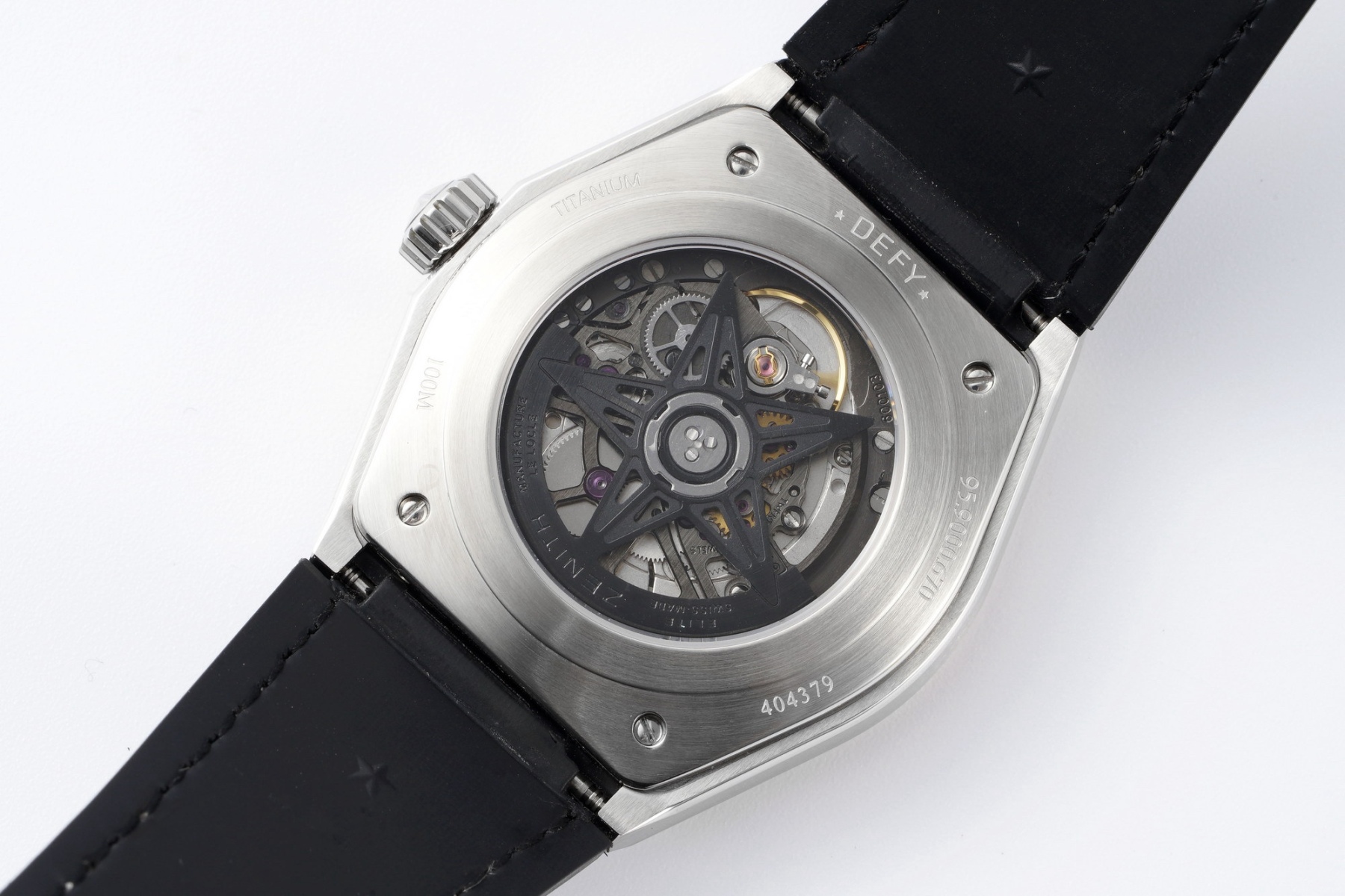 L真力時DEFY系列全新升級版，殼身 頭粒 機芯 表扣等均做了升級調整。一款根據路虎標誌性花輪轂設計而成的高顏值鏤空腕表。

原裝開模鑄造，極致還原表殼的每一處細節打磨倒角，盡顯原裝菱角分明、堅毅果敢的陽剛氣質。完美的41mm表經，適配大眾男性手寸，正裝休閒兩不誤。根據汽車輪轂設計而成的五角星錶盤，未來概念感十足。同步官網新款五角星折疊扣，搭載定製版Cal.670sk全自動機械機芯，鏤空日曆的大小與位置、機芯夾板、齒輪、五角星陀皆按原版機芯數據拆解鍛造而成。

LF臻品 陳奕迅Eason同款，時尚前衛、