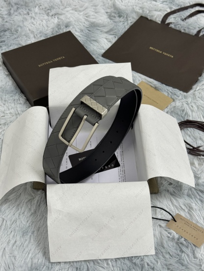 BOTTEGA VENETA   3.5cm   
手工編織牛皮經典之作
每個細節都體現出至高的品味和格調
整體造型增添優雅韻味  
低調奢華的典範
優雅迷人氣息
精緻的手工藝製作