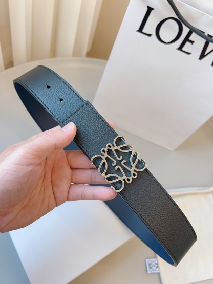 羅意威LoEWE 4.0cm正反兩穿腰帶，選用壓紋牛皮革製成，反復Anagram圖案