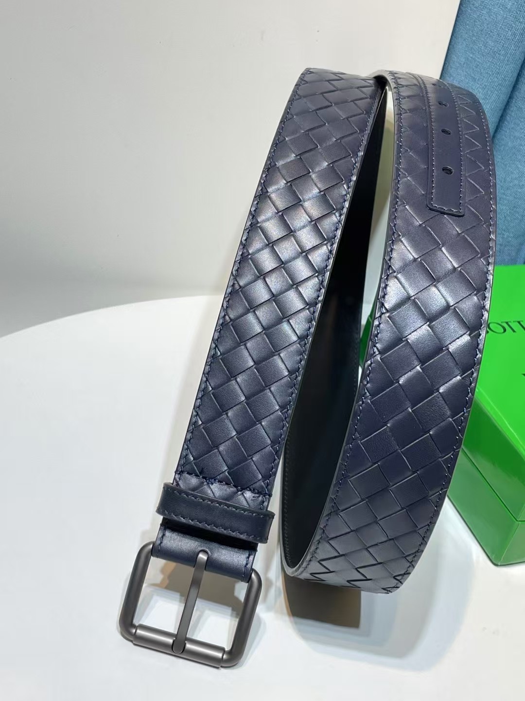 🔥🔥🆕純手工編織皮帶可為休閒裝或正裝造型增添優雅韻味，🔥是低調奢華的典範。[嘴唇]採用意大利柔軟的胎小牛皮全手工精工打造而成，錁色五金扣頭令其更顯獨特別緻、🔥[嘴唇]優雅迷人氣息。[強]4.0cm寬