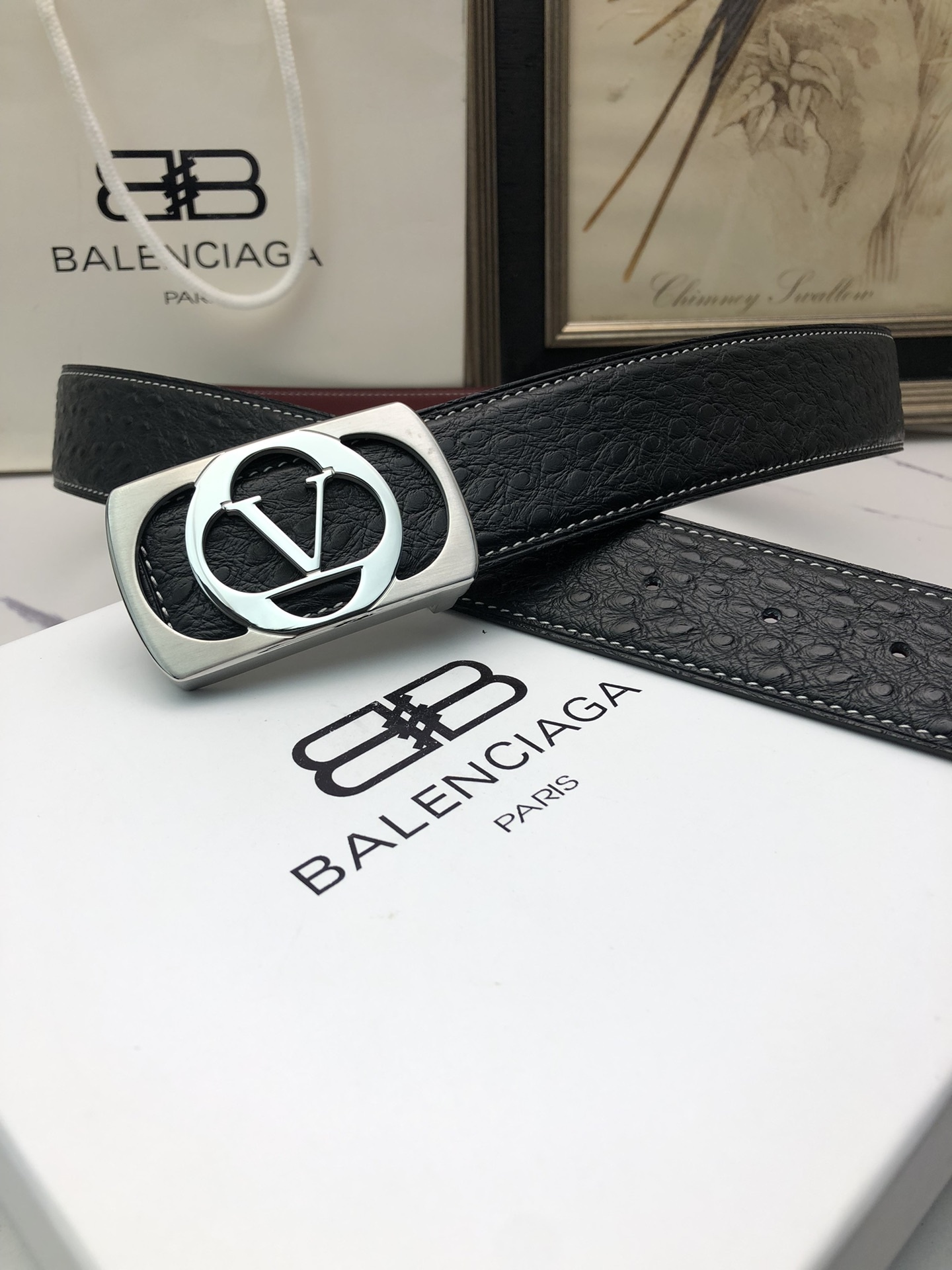 華倫天奴：原單頭層牛皮駝鳥花紋，內襯頭層壓橫紋牛皮底，營造織紋外觀。飾以標誌原單扣。專櫃寬度4.0