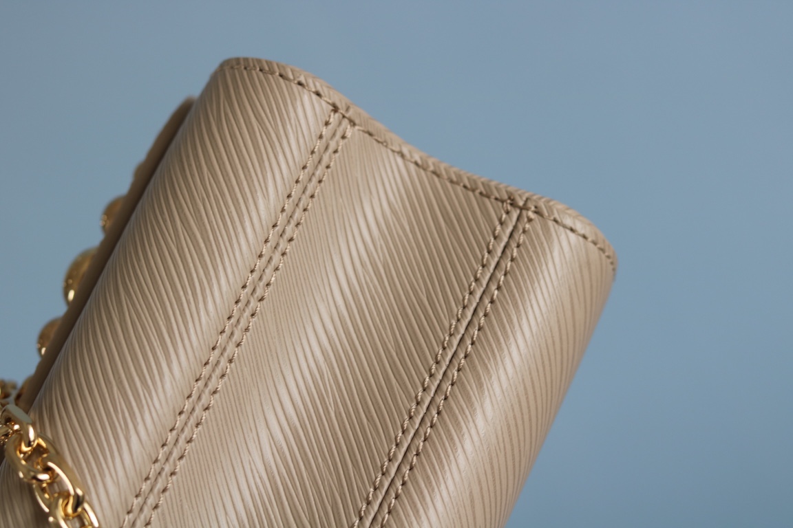 原版品質50306/50280/50282 原版中號[玫瑰]貨比三家，請認准內碼：0088[太陽][太陽]LV最新最火款Twist Denim出貨了💃此款Twist中號手袋飾有由刻有圖案的花形金色與銀色鉚釘組成的旭日花紋，與巴黎芳登廣場路易威登旗艦店前的巨型太陽雕像遙相呼應。由Epi皮革裁制而成，打造優雅晚裝造型的珍貴之選。 外型小巧，別緻的弧形底座增加了手袋容量[強]可調節鏈條適合斜跨或優雅的肩背[強]中號尺寸:23*18*8cm