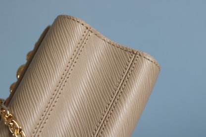 原版品質50306/50280/50282 原版中號[玫瑰]貨比三家，請認准內碼：0088[太陽][太陽]LV最新最火款Twist Denim出貨了💃此款Twist中號手袋飾有由刻有圖案的花形金色與銀色鉚釘組成的旭日花紋，與巴黎芳登廣場路易威登旗艦店前的巨型太陽雕像遙相呼應。由Epi皮革裁制而成，打造優雅晚裝造型的珍貴之選。 外型小巧，別緻的弧形底座增加了手袋容量[強]可調節鏈條適合斜跨或優雅的肩背[強]中號尺寸:23*18*8cm