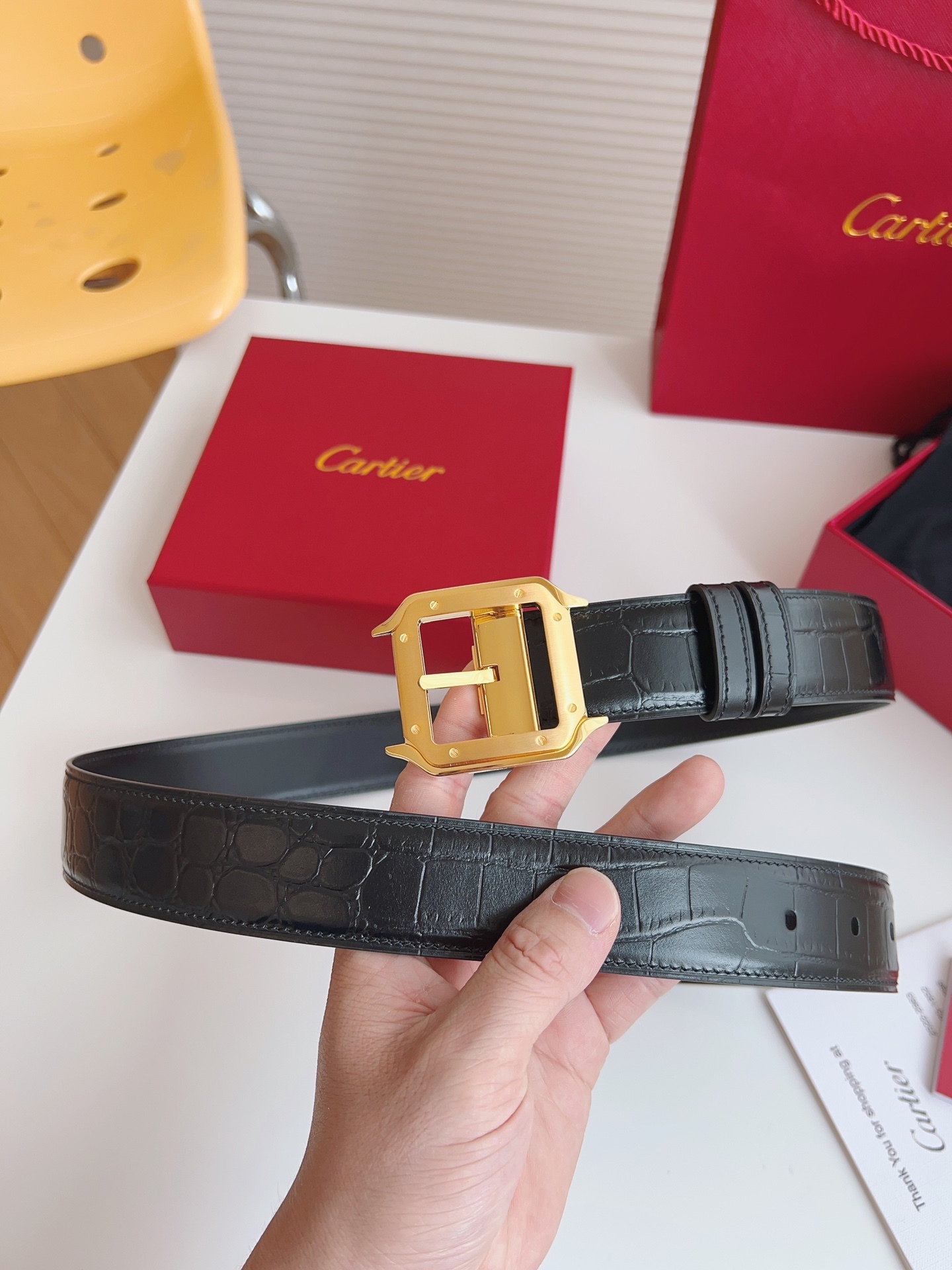 
Cartier（卡地亞）憑借匠心傑作展現與眾不同的美感，融合精湛工藝與經典設計，演繹雋永風格；瀟灑不羈，果敢獨立！此款式易搭配服飾；休閒正裝兩相宜。皮帶寬度：35mm
