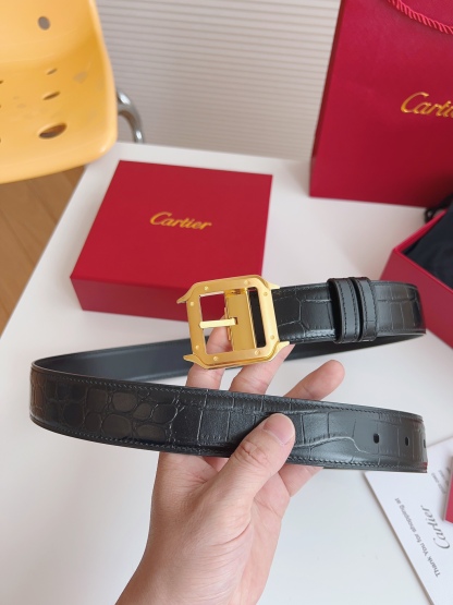 
Cartier（卡地亞）憑借匠心傑作展現與眾不同的美感，融合精湛工藝與經典設計，演繹雋永風格；瀟灑不羈，果敢獨立！此款式易搭配服飾；休閒正裝兩相宜。皮帶寬度：35mm