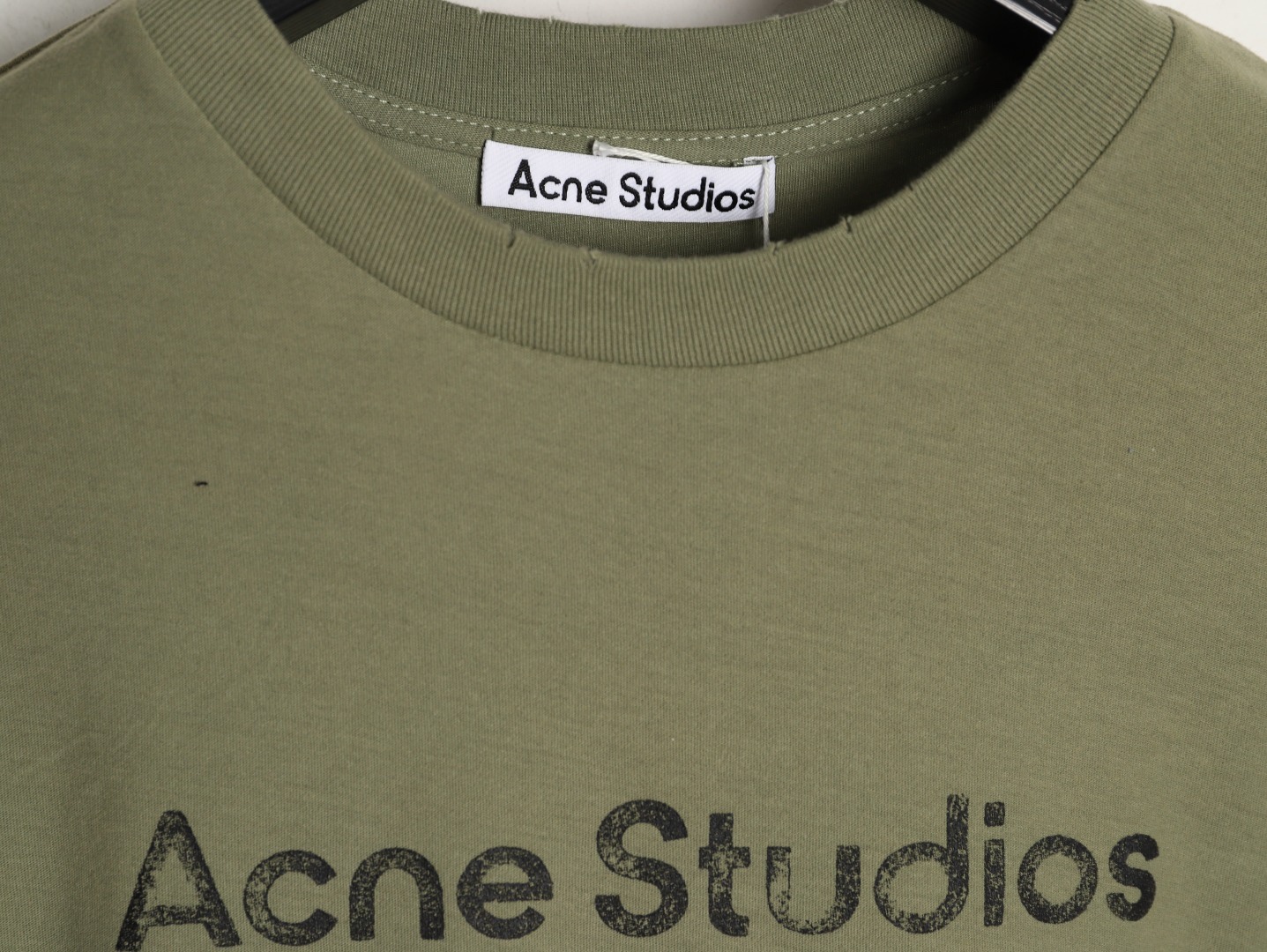 🔝Acne Studios 26SS 1996字母印花短袖T恤
面料是定制定染的32支220g原版雙紗棉，胚布經過高盂環保染色，裁大貨前還要進行高溫環縮水，降低縮水率的同時使得手感更柔軟舒適，印花方面必須五層膠漿，第一遍必須為進口打底漿，填平布料上極為細小的線洞，再由高溫床烤乾再劇頗色，採用油墨因熱平網印花，一共刷五層，每一層間隔為時間為30分鐘，才能保證出來的成品保持原版的質感，全套開發輔料
尺碼：S-XL