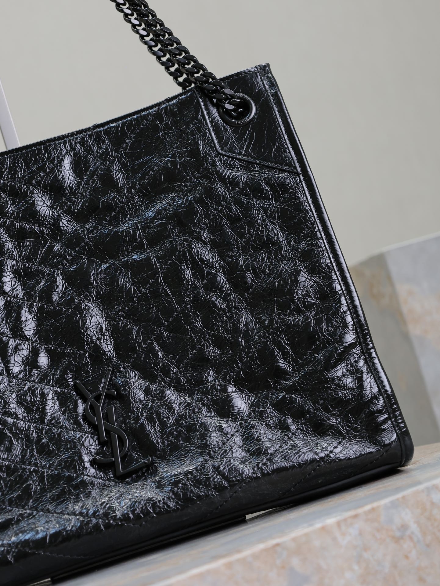 黑色黑扣·
Niki shopping bag_
意大利進口抓皺油蠟牛皮，五金是全牛皮包裹，工藝十分精湛！包袋中間有磁吸扣，保障了包包使用的安全性；內里有一拉鍊隔層及敞口插槽設計可放手機及零錢卡片，方便拿取，不會出現因為是大包而出現找不到東西的情況；包包自重非常輕，容量又足夠大，公文包、旅行包、購物袋、媽媽包隨意切換，實用性爆表！
型號：577999
尺寸：33x27x11.5cm
