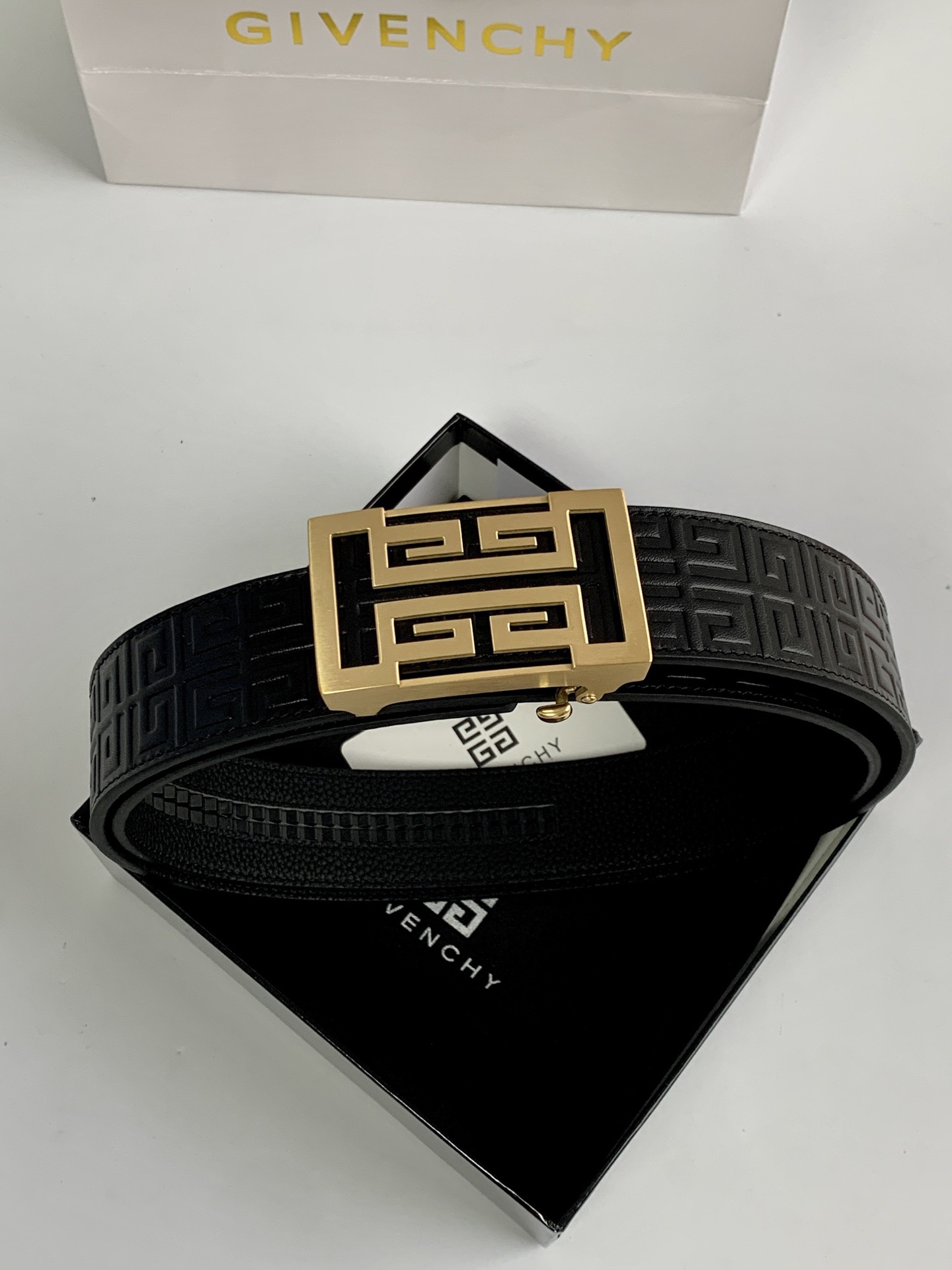 【紀梵希】新款男士 頭層小牛皮黑色壓花腰帶，內襯荔枝紋底，寬38毫米.搭配不鏽鋼經典4G自動扣.商務服裝造型的完美搭配。永恆經典！