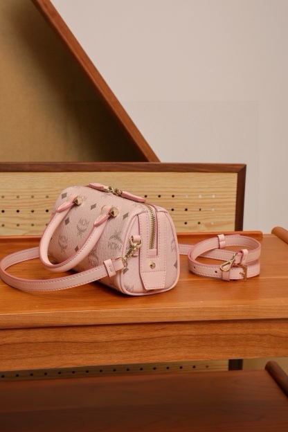 𝗠𝗖𝗠 𝗔𝗿𝗲𝗻 𝗘𝗦𝗦𝗘𝗡𝗧𝗜𝗔𝗟
霧霾粉𝗠𝗶𝗻𝗶#波士頓枕頭包

·Cp獨家®️老花滿印
🉑️單肩🉑️斜挎🉑️手擰
這款mini波士頓包對經典風格進行了全新演繹，採用淡粉色設計，是一款誕生於慕尼黑黃金時代的高端旅行包袋。經典Visetos材料製成，表達了向MCM根植於旅行理念的致敬。其外型讓人聯想起週末旅行包，採用乾淨利落的線條設計，並配有方便開啓的加長拉鍊。做工精細，一絲不苟，頂部提手由手工進行纏繞、針縫和邊緣上漆。
