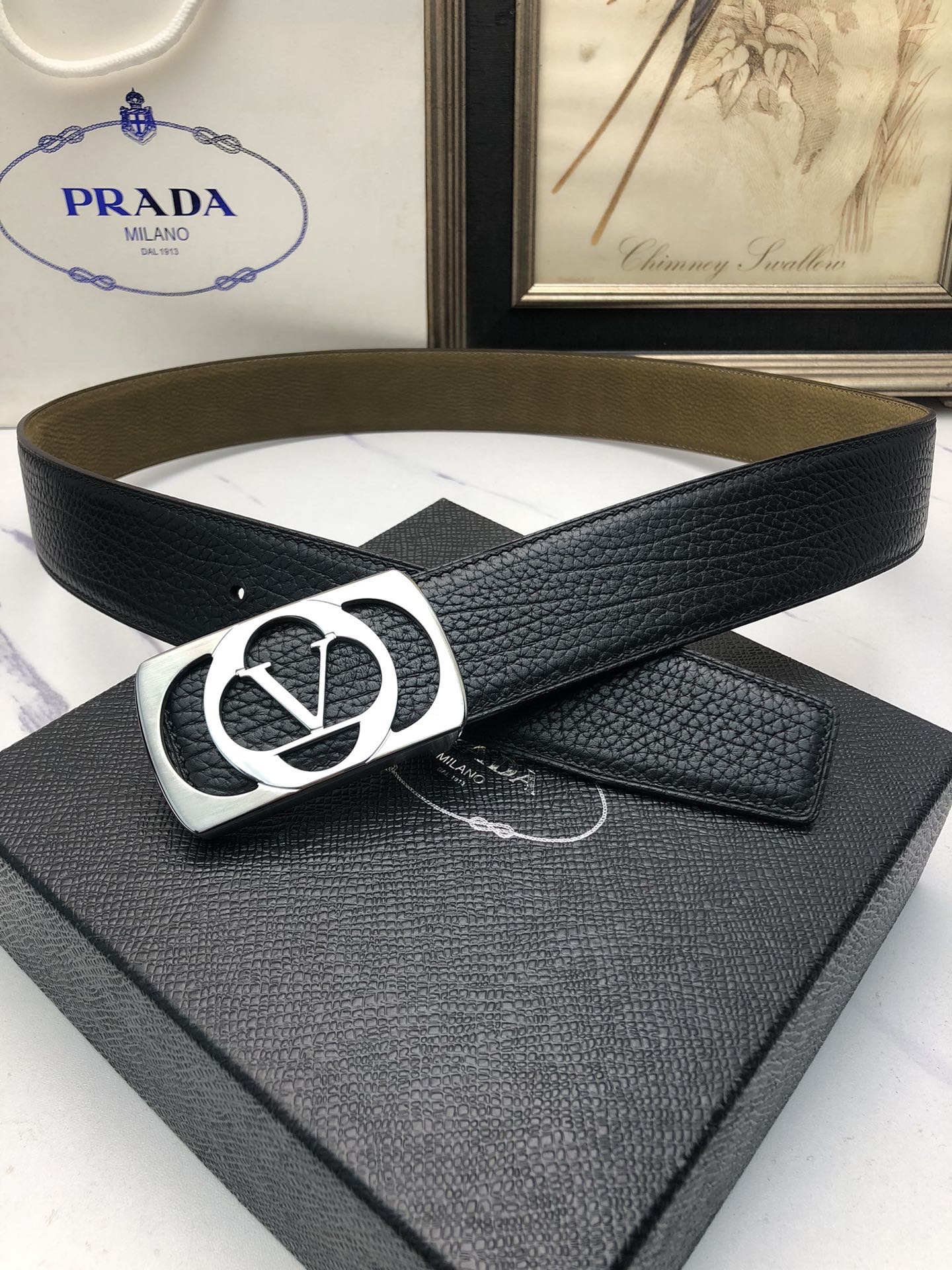 華倫天奴：原單頭層小牛皮壓花紋，內襯頭層鹿皮底，營造織紋外觀。飾以標誌原單扣。專櫃寬度4.0