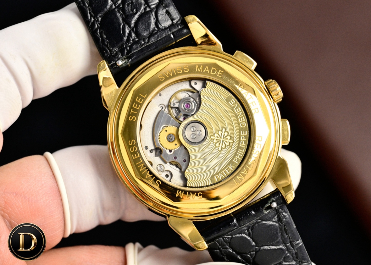 百達翡麗Patek Philippe驚艷登場，42毫米的表徑適配大眾男性手寸，非常商務可亦‬休閒。整表表殼手工雕刻花紋，視覺衝擊力強，令人過目不忘，實物質感更加優美。     
1⃣️搭配進口9100多功能機芯【非市場普通國產機芯】（零返修）功能（24小時,星期/星辰/月份）此腕表擁有38-48小時動力儲備.
2⃣️進口316L精鋼，採用18k品質爐內真空電鍍！
3⃣️搭配獨家定制方形鱗紋牛皮錶帶
4⃣️耐磨防刮藍寶石玻璃鏡面！
5⃣️30米生活防水等級.
百達翡麗（Patek Philippe） 簡