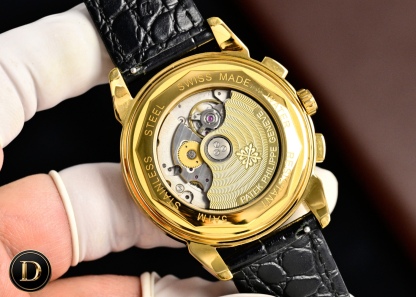 百達翡麗Patek Philippe驚艷登場，42毫米的表徑適配大眾男性手寸，非常商務可亦‬休閒。整表表殼手工雕刻花紋，視覺衝擊力強，令人過目不忘，實物質感更加優美。     
1⃣️搭配進口9100多功能機芯【非市場普通國產機芯】（零返修）功能（24小時,星期/星辰/月份）此腕表擁有38-48小時動力儲備.
2⃣️進口316L精鋼，採用18k品質爐內真空電鍍！
3⃣️搭配獨家定制方形鱗紋牛皮錶帶
4⃣️耐磨防刮藍寶石玻璃鏡面！
5⃣️30米生活防水等級.
百達翡麗（Patek Philippe） 簡