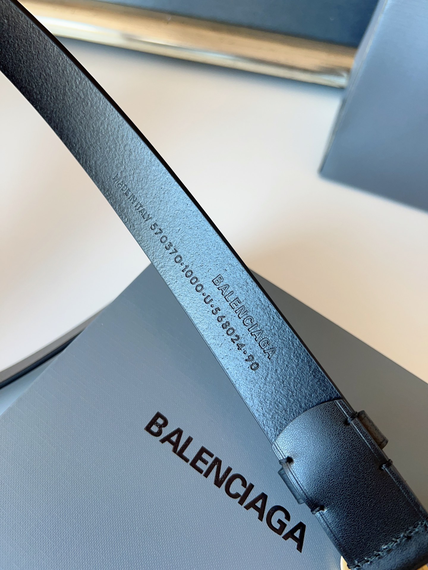 巴黎世家（Balenciaga）寬度3.0cm 是法國的奢侈品牌，作為時尚界最具影響力品牌之一的地位。設計師源於：都市時尚潮流獨特的設計風格，採用進口小牛皮製作；搭配純銅復古五金，使其更具魅力。值得擁有的百搭精品！