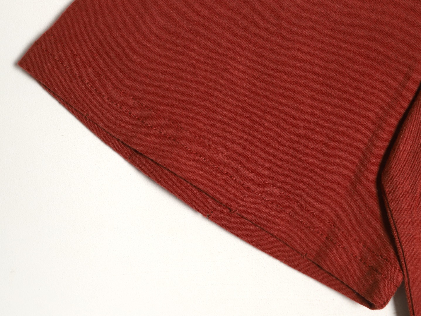 🔝Acne Studios 26SS 1996字母印花短袖T恤
面料是定制定染的32支220g原版双纱棉，胚布经过高盂环保染色，裁大货前还要进行高温环缩水，降低缩水率的同时使得手感更柔软舒适，印花方面必须五层胶浆，第一遍必须为进口打底浆，填平布料上极为细小的线洞，再由高温床烤干再剧颇色，采用油墨因热平网印花，一共刷五层，每一层间隔为时间为30分钟，才能保证出来的成品保持原版的质感，全套开发辅料
尺码：S-XL