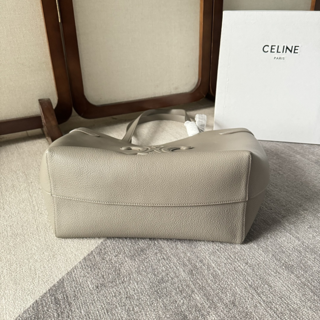 CELINE  24夏季新款Cabas 托特包👜
高級百搭又實用/購物袋的款式
展現著簡約美學和實用性～❤️
大容量設計～無論是日常出街還是通勤 都能輕鬆裝下各種物品～袋口可自主調節大小🌹
款號116853 尺寸：54*29*15cm