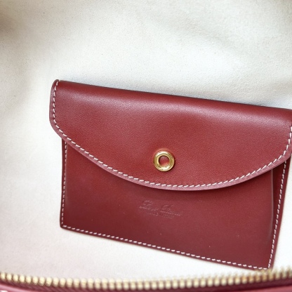 𝓸𝓻𝓸 𝓟𝓲𝓪𝓷𝓪 諾悠翩雅
𝑬𝒙𝒕𝒓𝒂 𝑩𝒂𝒈 𝑳𝟐𝟕 
寬開口加大容量斜挎包，包型設計更立體更有型，包身採用進口原廠小牛皮，手感柔軟而獨特，包包內部結構多了內袋。雙向加長拉鍊開合，配有My Charms金色金屬掛飾（LP特級純鋼五金配件）
size：27*16*10釐米
配全套專櫃禮盒包裝🎁