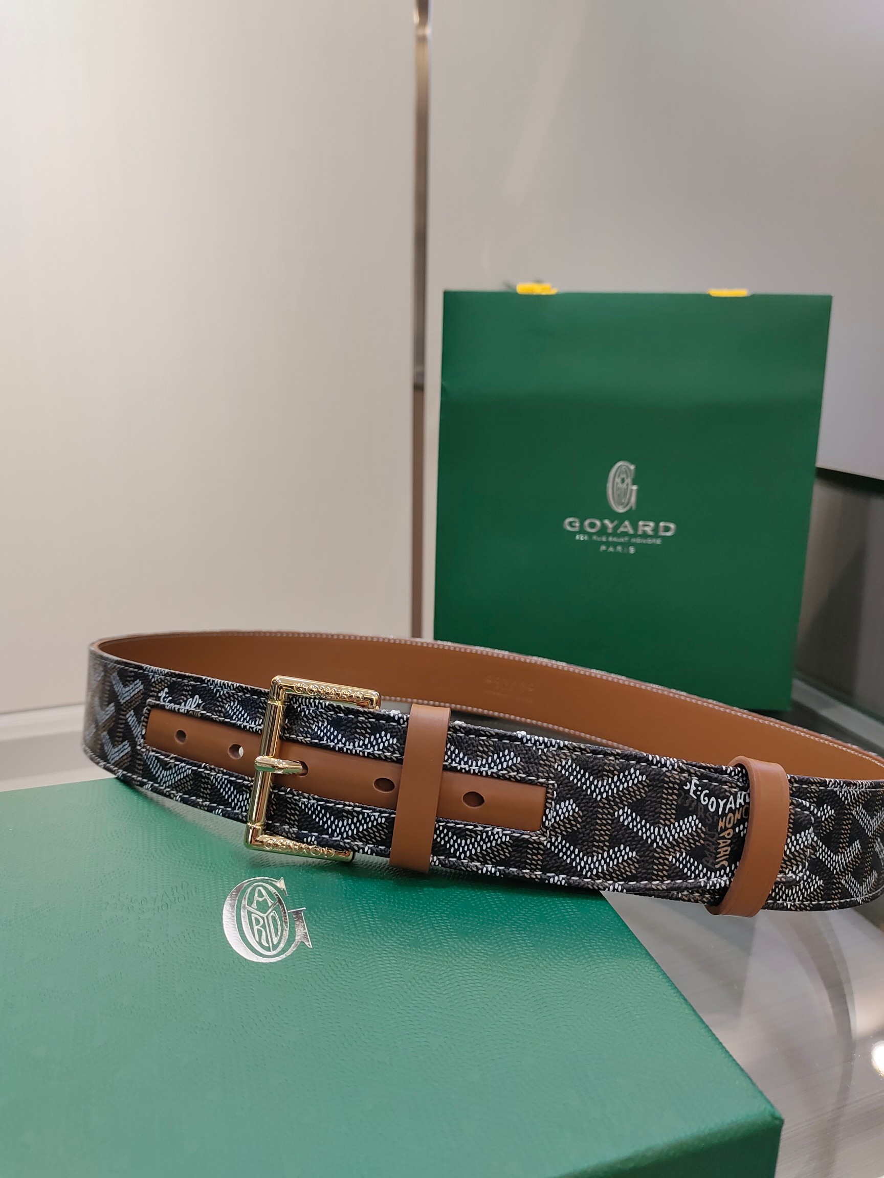 
Goyard(戈雅)腰帶源於法國奢侈品牌，設計風格簡約低調，腰帶身有標誌性帆布搭配進口頭層牛皮，腰帶扣採用簡約精品鋼扣，延續品牌的低調奢華，帶身寬度3.8CM，適用商務休閒日常佩戴。
