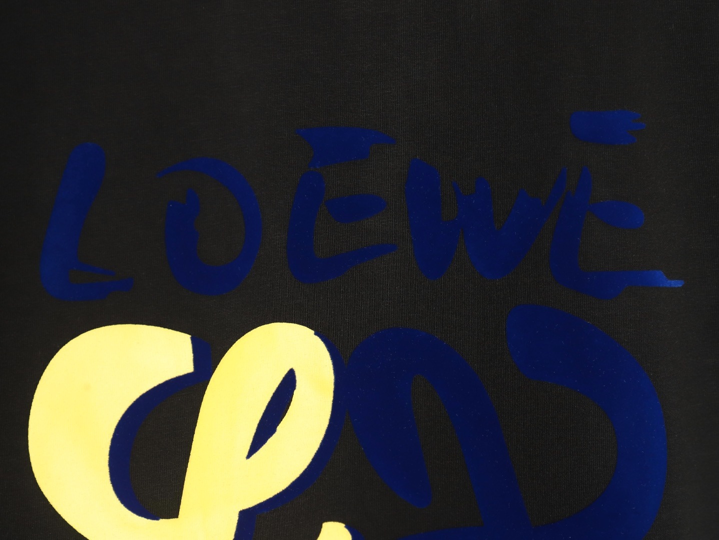 Loewe/羅意威 25ss 塗鴉彩繪植絨印花短袖T恤
260g棉質布料40支雙紗面料，無蝕塵‬毛藝工‬處布理‬面，紡織密度高，垂感佳，不易變形。
厚織感加上緊密紡紗工藝，不會影響Tee的透氣性，成色的飽和度很高
胸前撞色塗鴉彩繪植絨印花工藝
版型上身效果好，百搭好看的一款T恤，寬松版型遮肉顯瘦不挑人
顏色: 白色，黑色
S Size：S-XL