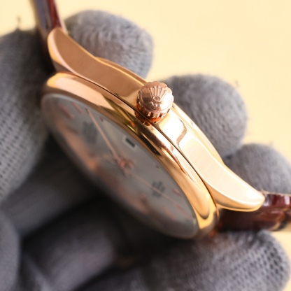 
最新爆款主推☄️☄️ 勞力士【ROLEX】男士腕表 採用獨特的錶盤設計 搭配而來的是更高檔奢華的勞力士🪐， 初識勞力士必憧憬有朝一日能擁有它，戴上勞力士必順風順水必發達，你值得擁有，歡迎評鑒！！
機芯：搭配全新進口8215西鐵城（零返修） 尺寸：40🥇 鏡面：藍寶石玻璃永不刮花 材質：316L精鋼表殼 動力：儲存48小時 防水深度：100米🥈 🥉意大利小牛皮帶，原裝針扣！