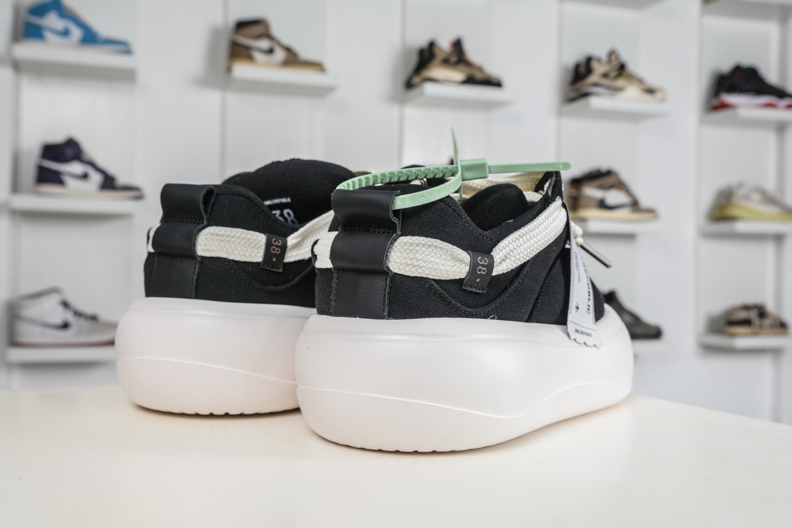 𝐒𝐦𝐢𝐥𝐞𝐫𝐞𝐩𝐮𝐛𝐥𝐢𝐜 SMI 開口笑麵包鞋系列 軟fufu的帆布鞋面透氣不悶腳，暴走一天也不累。5cm的雲朵厚底，悄悄拉長腿部線條，小個子秒變九頭身比例，視覺增高又完全不笨重。
尺碼：35 36 37 38 39 40 41 42 43 44