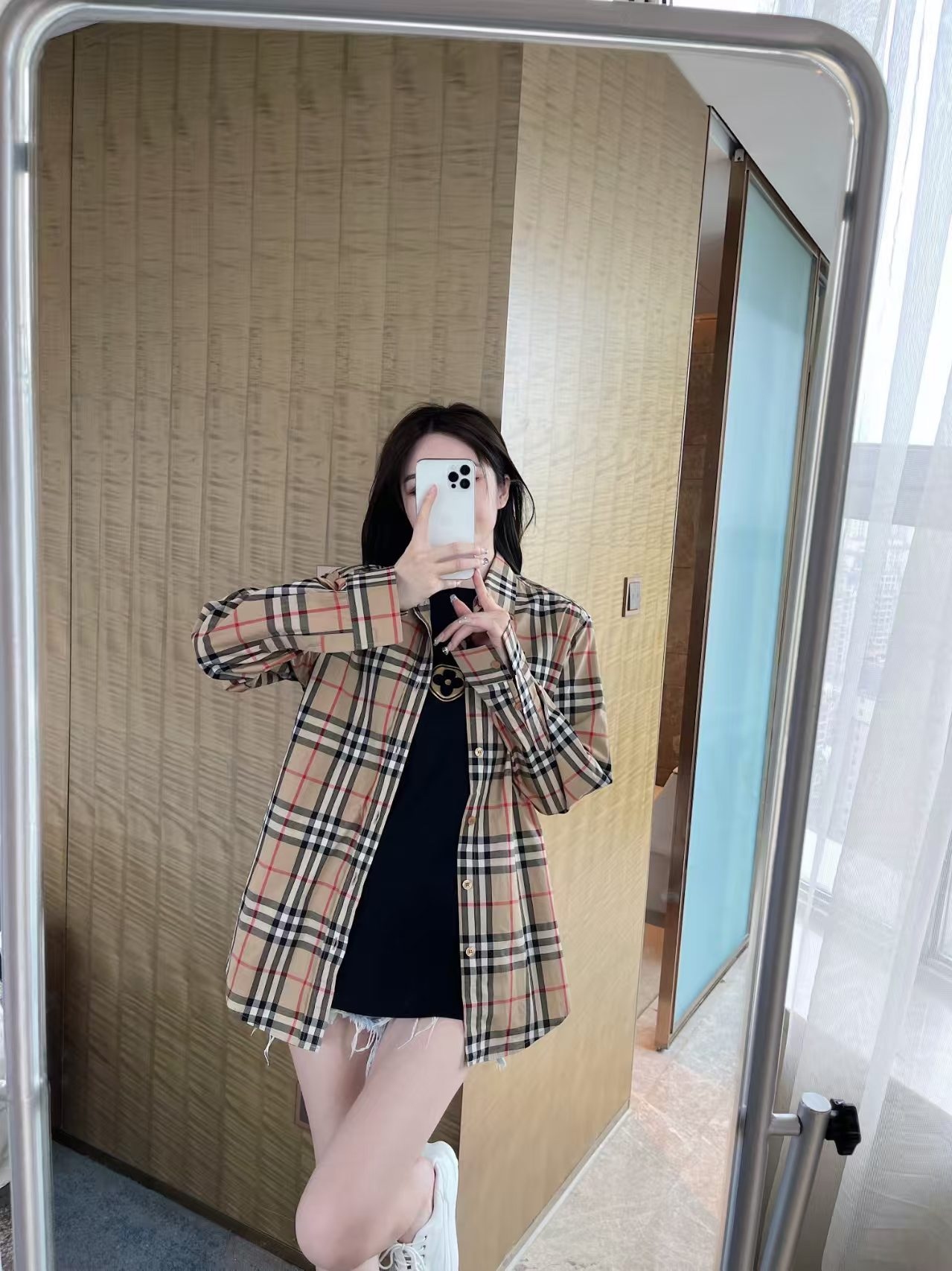 Burberry/巴寶莉 經典大格紋棉質長袖襯衫
面料採用雙股80支梭織小斜紋面料，格紋對位，
紗線定織定染，每個獨立的尺碼都是定位裁片，前幅，口袋，
袖子等部位都是對格對位的，工序複製，費時費料，採用純天然珍珠貝殼紐扣，
洗水嘜定制，多處手工一片一片激光剪裁對位，
所有工序，用料都是ZP做法，區別市面一眼假版本
此款更是絕對不能錯過的珍寶級別產物！！
顏色：卡其大格
S Size：S-XL