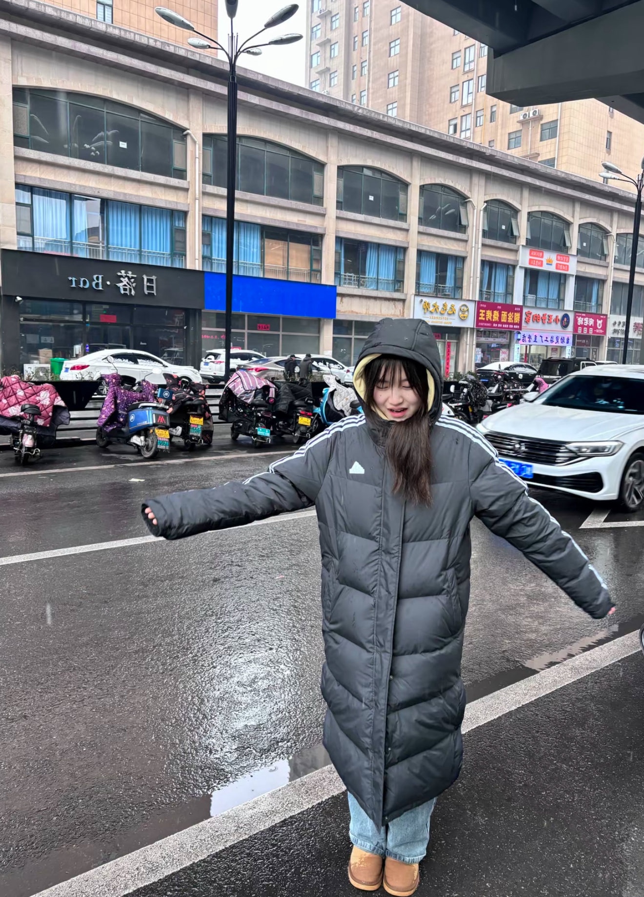 Adidas 阿迪達斯 三條槓保暖專櫃長款落肩款羽絨服
明星同款阿迪羽絨服 adidas 休閒舒適保暖長款羽絨服 男女同款  面料採用原版定制防水防靜電布料 內里採用尼龍雙層封禁設計 過膝長款設計超級保暖 分區填充300克標準80白鴨絨 蓬松度超好 輕便不厚重 拉鍊帶有定制logo 袖子側邊經典三條槓 內里配備口袋 胸前刺繡硅膠小標 清晰立體又飽滿 袖口鬆緊設計更加防風保暖 下擺按扣設計可隨意調節 方便戶外行動 寬松的版型不挑人 穿上就是行走的棉被 絲毫不懼寒冬 
L SIZE:S-XL