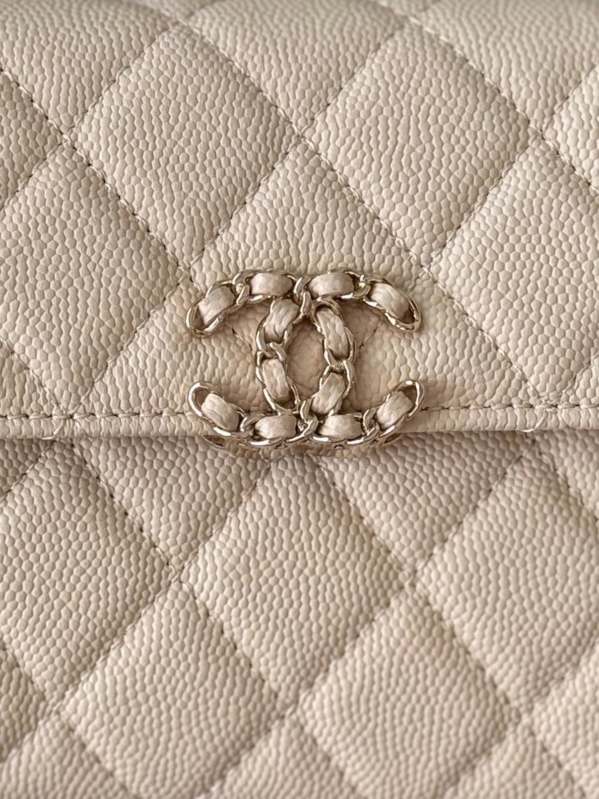 Chanel 25S 新款本季 最火的小球牛皮Kelly 手柄包
這顆絕對是黑馬
第一眼看到就深深愛上💕
顏值不必說 直接閉眼入不會錯
很好打理 也是百搭型
實現了單背斜挎腋下背手拎的效果📷
簡直就是福音〰️
很精緻 值得珍藏🔝

五金：全鋼18K淺金
皮料：獨家Haas小牛皮
尺寸：𝟏𝟒.𝟓*𝟏𝟏.𝟓*𝟓.𝟓 𝚌𝚖
型號：AS3237