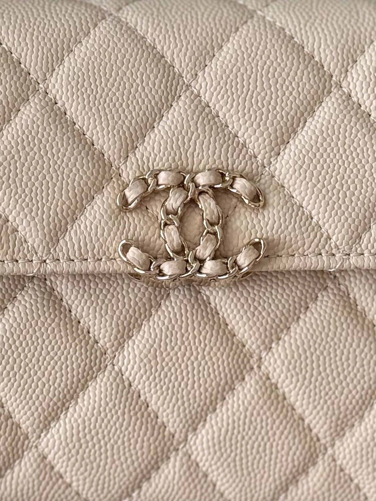 Chanel 25S 新款本季 最火的小球牛皮Kelly 手柄包
這顆絕對是黑馬
第一眼看到就深深愛上💕
顏值不必說 直接閉眼入不會錯
很好打理 也是百搭型
實現了單背斜挎腋下背手拎的效果📷
簡直就是福音〰️
很精緻 值得珍藏🔝

五金：全鋼18K淺金
皮料：獨家Haas小牛皮
尺寸：𝟏𝟒.𝟓*𝟏𝟏.𝟓*𝟓.𝟓 𝚌𝚖
型號：AS3237