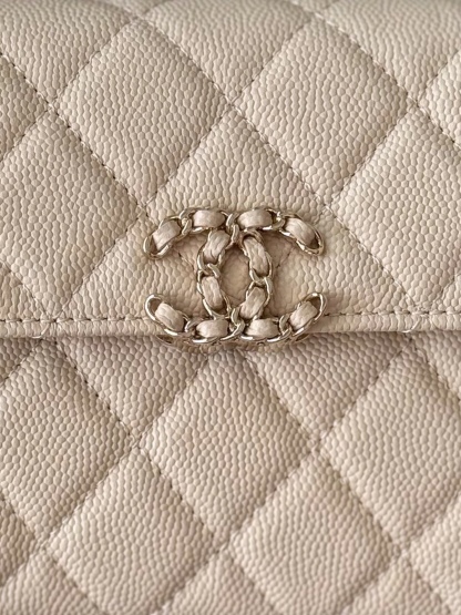 Chanel 25S 新款本季 最火的小球牛皮Kelly 手柄包
這顆絕對是黑馬
第一眼看到就深深愛上💕
顏值不必說 直接閉眼入不會錯
很好打理 也是百搭型
實現了單背斜挎腋下背手拎的效果📷
簡直就是福音〰️
很精緻 值得珍藏🔝

五金：全鋼18K淺金
皮料：獨家Haas小牛皮
尺寸：𝟏𝟒.𝟓*𝟏𝟏.𝟓*𝟓.𝟓 𝚌𝚖
型號：AS3237