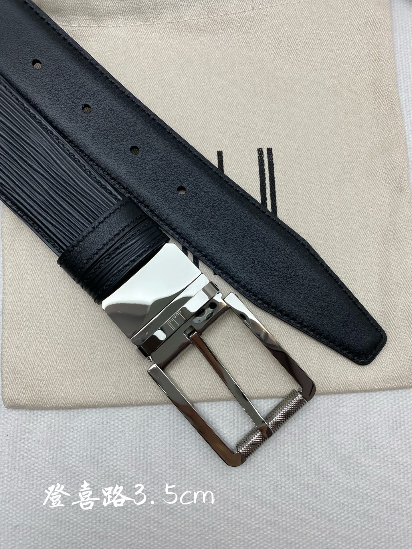 
登喜路是英國歷史悠久的奢侈品牌，其皮帶以精湛工藝、高品質材料和經典設計著稱在男士奢侈品領域享有很高聲譽，適合商務和休閒
