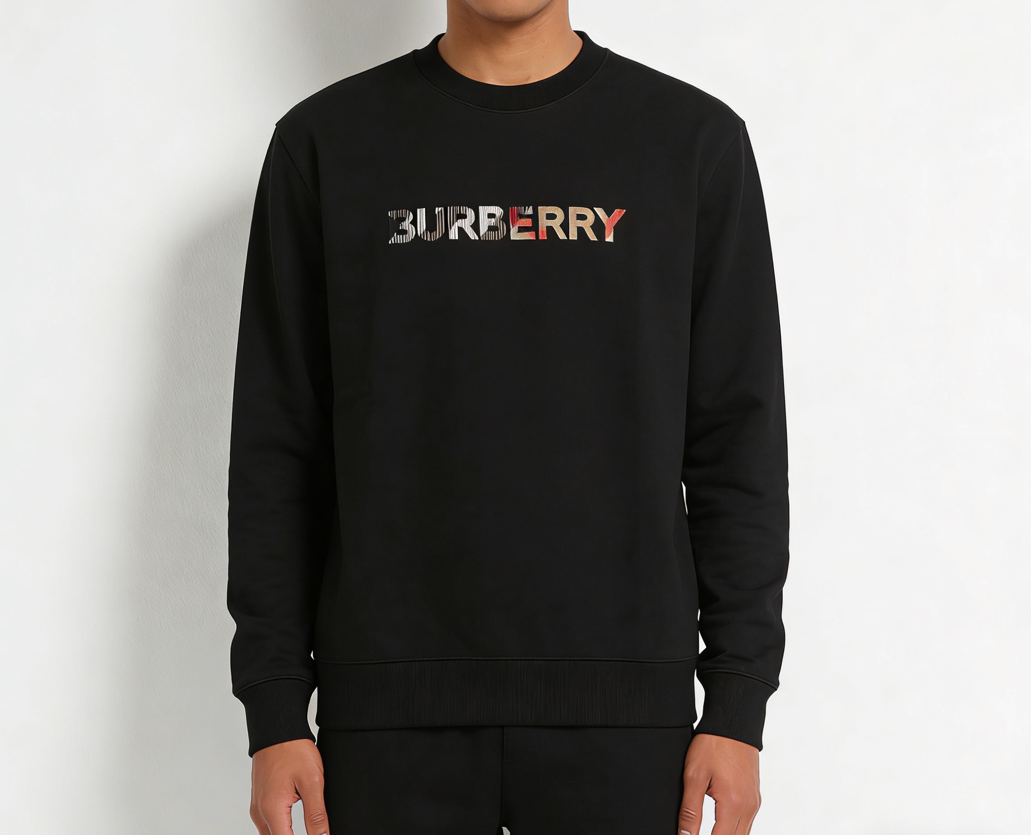 🔝BURBERRY巴寶莉BBR 八色字母繡圓領衛衣 
原版6350購入，原版採用400g 巴寶莉專用反面牛肚面料，反向毛圈底紗 魚鱗布料，螺紋450g雙紗，顏色按布料訂染，原版一致。
前幅進口機立體繡花，凹凸形狀與原版一致，羅紋針織包邊及絨里收納口袋均採用加固縫製，強化功能耐用性；在休閒運動中注入內斂英倫格調。整體完美平衡經典符號的當代轉化、穿著舒適度與日常實用性，成為詮釋現代精英休閒風的典範之作。男女同款
B Size：S-XL